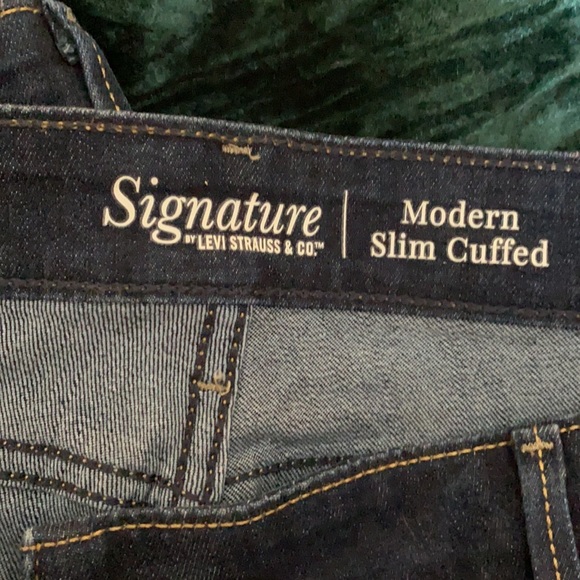 Levi’s Signature Modern Slim Cuffed Jean, Size 22, like new. - Picture 2 of 2